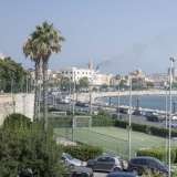 ...con i suoi lampioni e l�azzurro dell�Adriatico, ma anche con i disarmonici campi di calcetto posti proprio a ridosso della Muraglia. Scenario tra l'altro che fino agli inizi degli anni 30 non era possibile scorgere, visto la fortificazione era completamente circondata dal mare